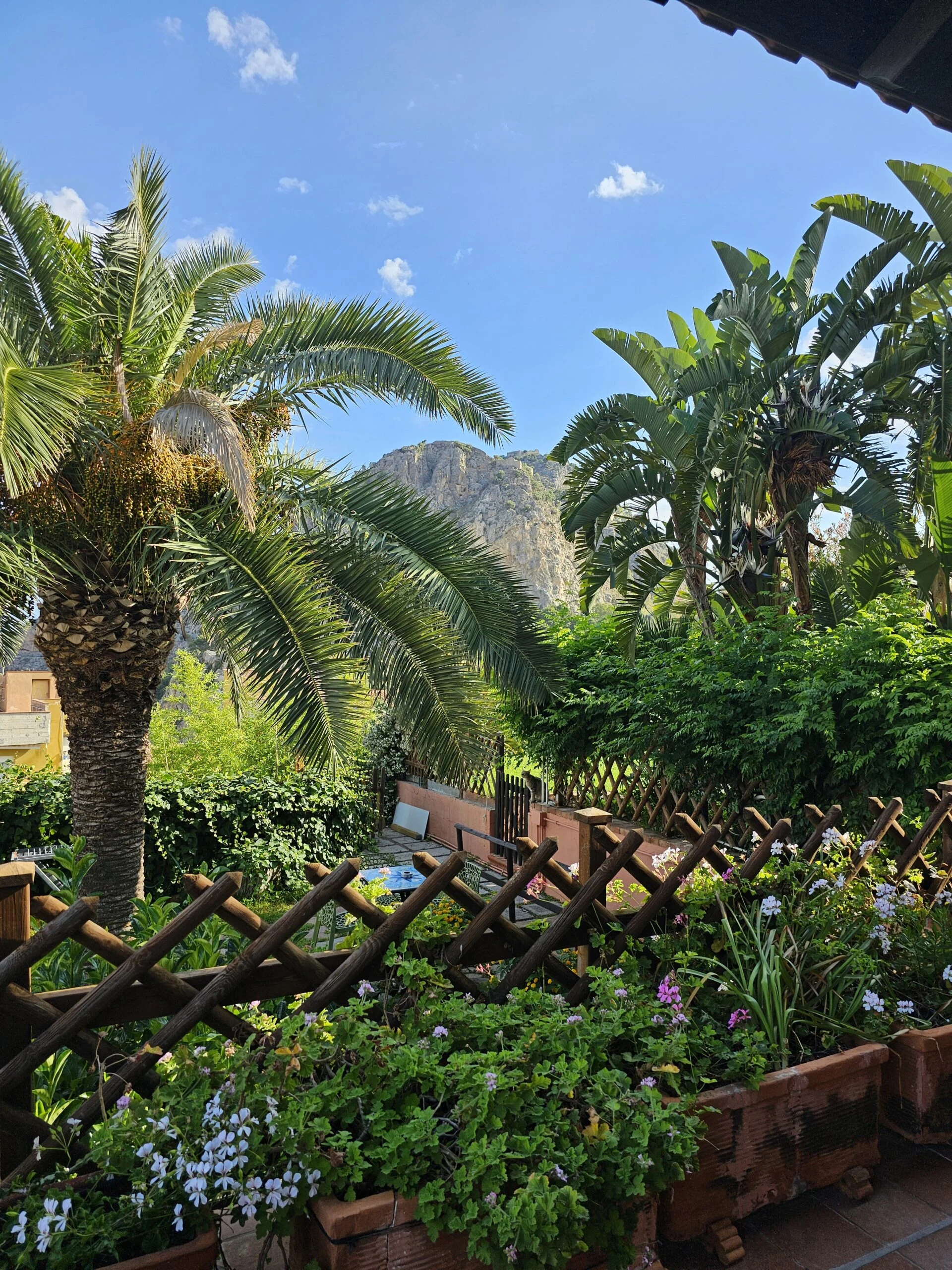 Cefalù dopo le isole: quando scegliere un B&B con piscina e parcheggio