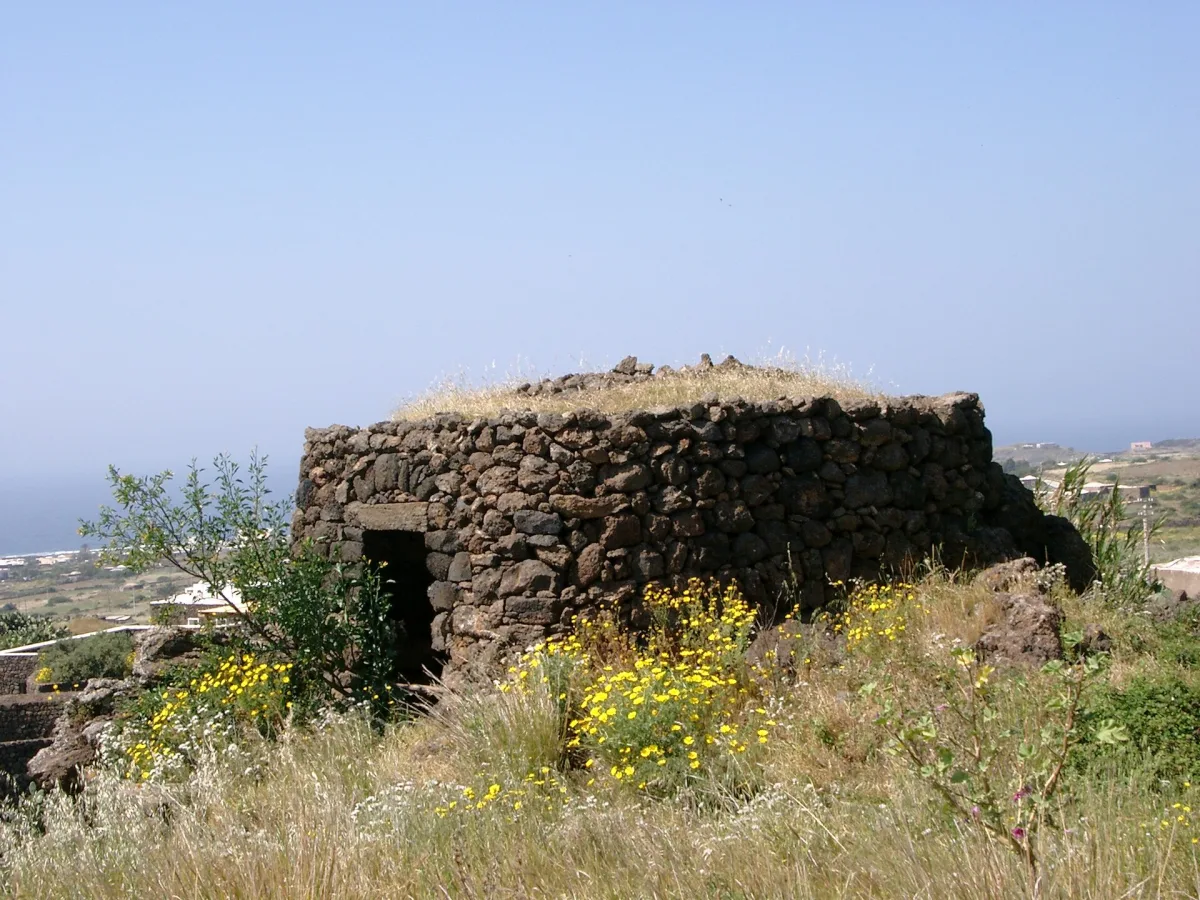 Pantelleria tra dammusi, giardini panteschi e muretti a secco: itinerario tematico