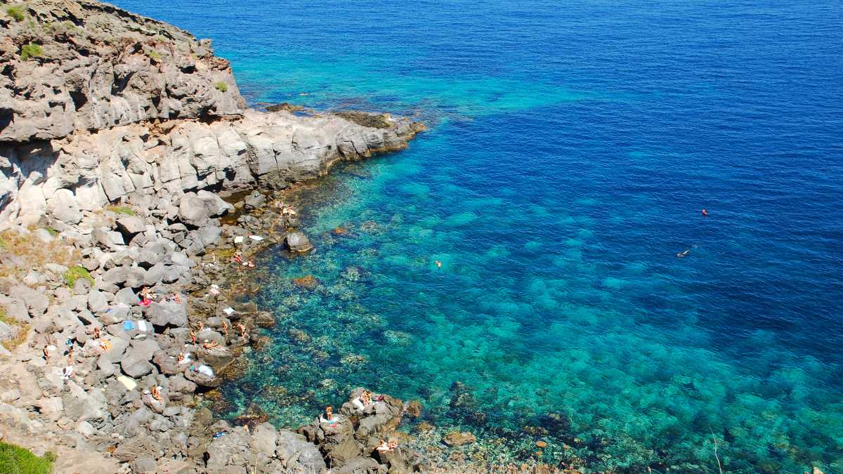 Pantelleria raccontata dagli abitanti: vita tra vento, dammusi e capperi